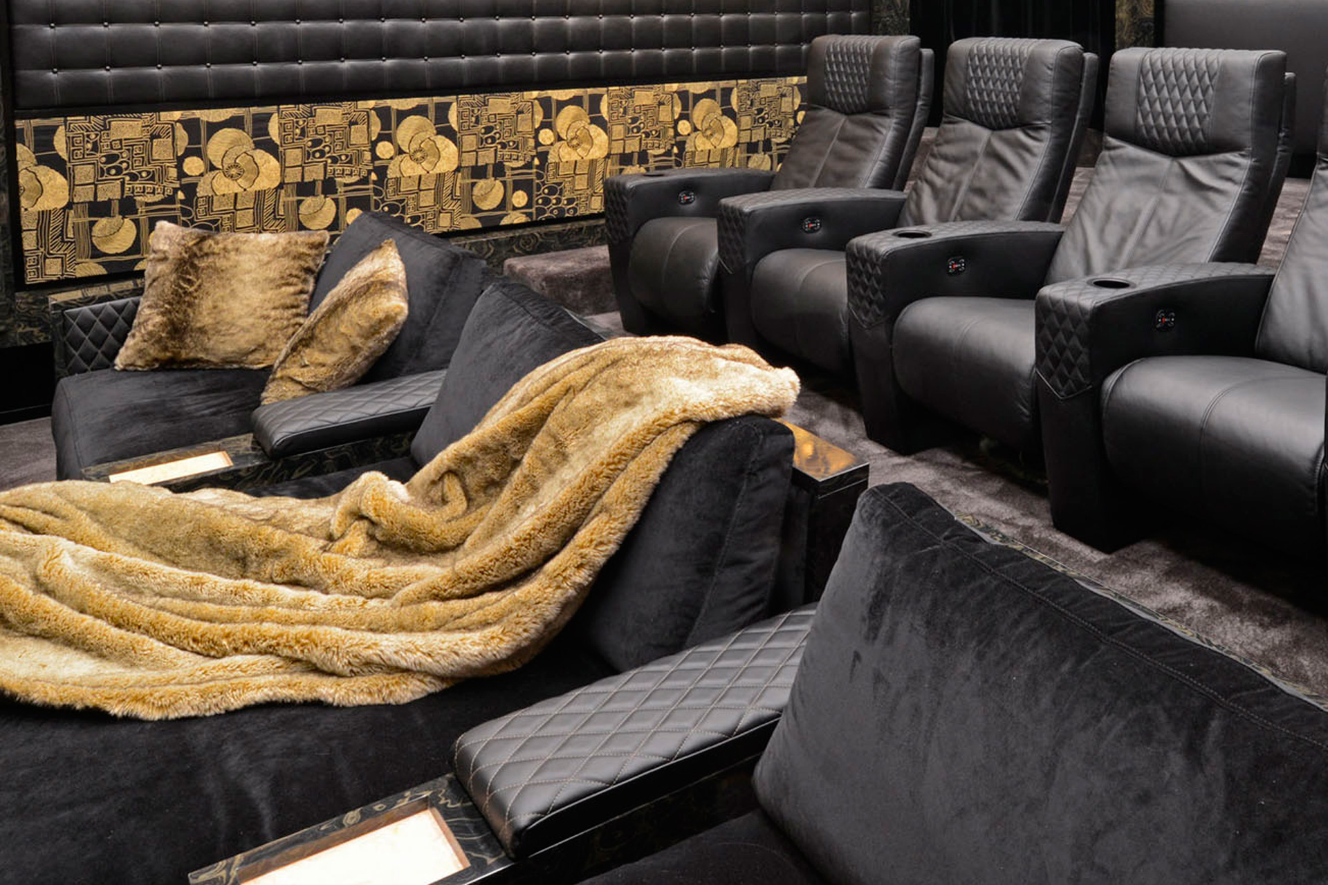 CINEAK – Antwerp & Hollywood  Luxery seating • Private cinema - Original Media